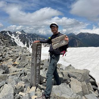 3000m峰なので山頂の端にはまだ雪が残っていますが特に問題ありません。