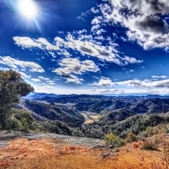 登り始めてすぐにパラグライダーのジャンプ台がありました