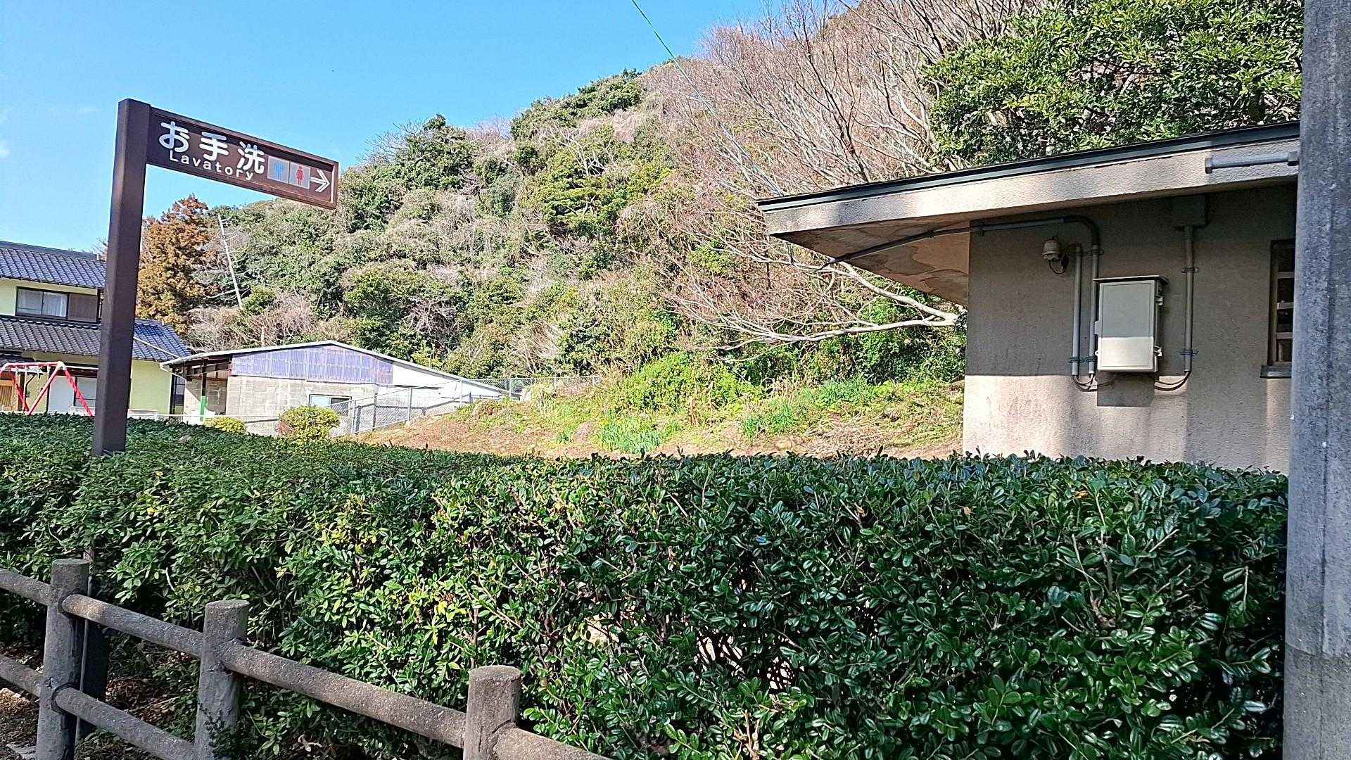 隣の公園にトイレあり