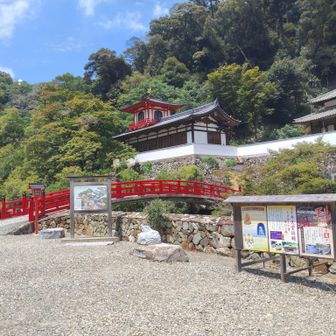 龍安寺。写真はお寺さんの家やと思う。今回は橋を写したかった