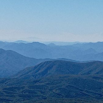 鳥海山が見えると、とにかくうれしいです。中央奥にかすんで見えています。