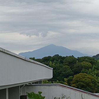 吾妻山に登っている途中　大山がギリギリ山頂まで見えた