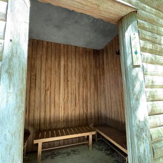 馬越峠にある休憩のための小屋？