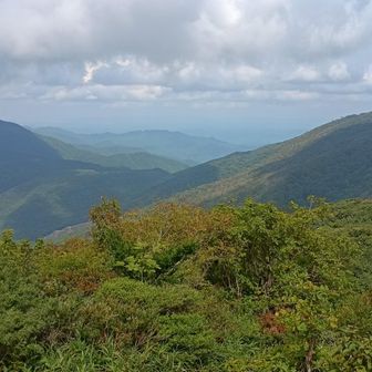 右手に比婆山御陵、左手には吾妻山が望めた。