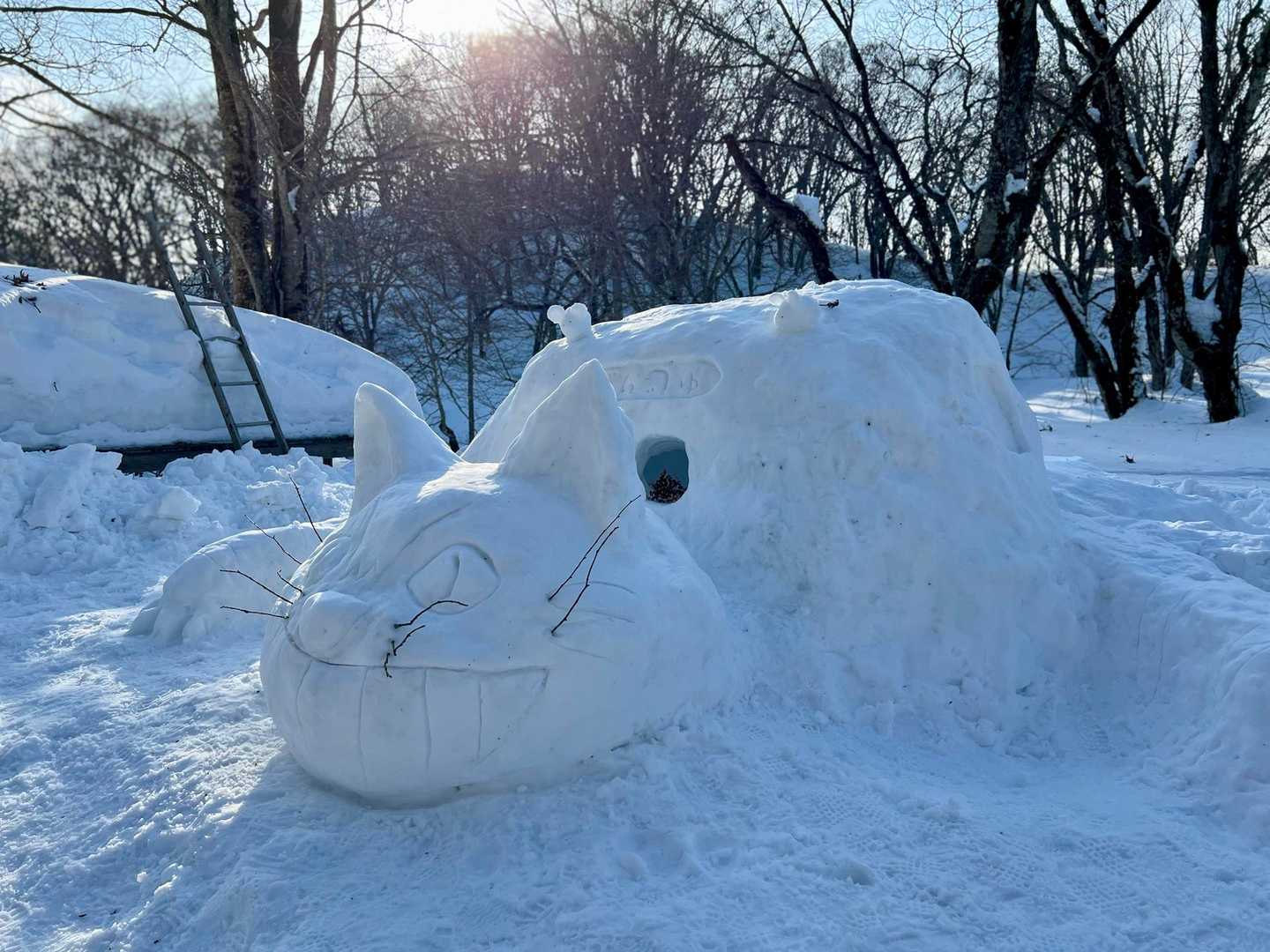 西陽を浴びて
ニカーっと笑うネコバス
梵珠を登る人たちを楽しませてね♪