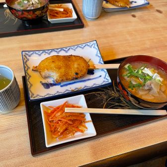 五平餅と豚汁をいただきました。
写真撮る前に五平餅をかじってしまった〜😅