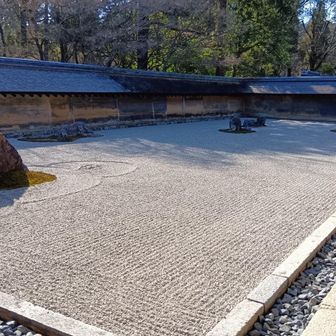 15の石が配置された石庭