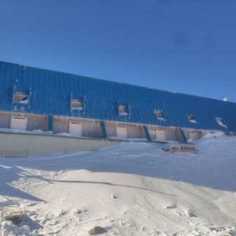 宝剣山荘は半ばまで雪に埋まってた😅