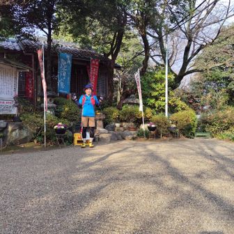 一生吹山の頂上には七福神が奉られている神社がありました。

今日は真夏と同じ服装。ザックもトレラン用。一応フリースはザックに入れてた。

ここでタオルをテーブルの上に忘れたまま下山してしまい、1.5km進んで気がついた。😱

タオル１本と言えども取りに戻ったよ。
(^。^;)フウ
往復3kmのロス・・・やなくて旅先の時間を余計に楽しむことができました。
(≧▽≦)