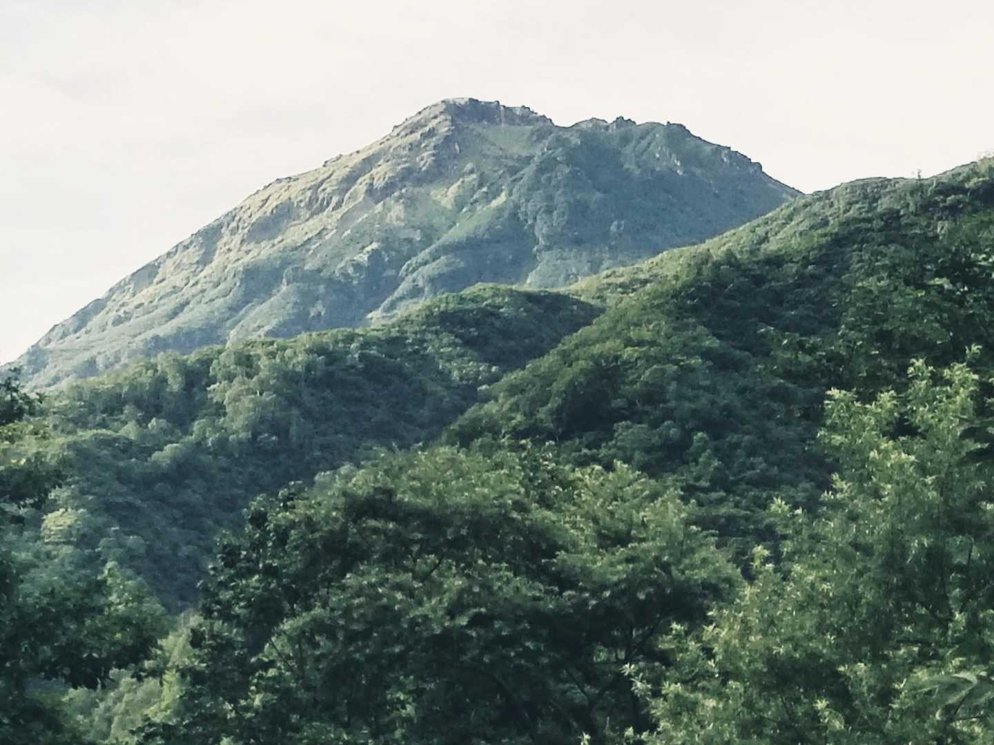 非力なレンズでズームアップ！火山活動で山頂は随分崩れているように見えます。右から登るので最高点まで何ピークもありますね…ここで気づけばいいのですが、山の姿に見惚れてそこまで頭がまわりません。
(* ﾟ∀ﾟ)ｵｵｰ