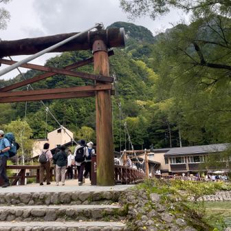 上高地銀座、河童橋を渡って。