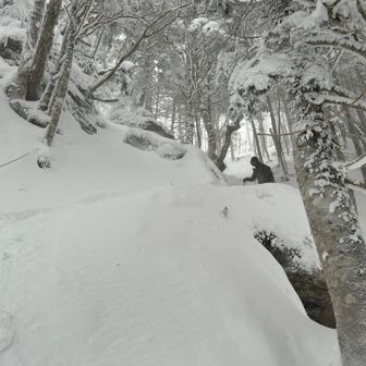 少し下った安全地帯で後続を待つ