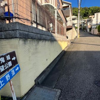 王子公園駅から登山口へはすぐ住宅街の坂道、
コンビニの気配無し、ヤバい・・・