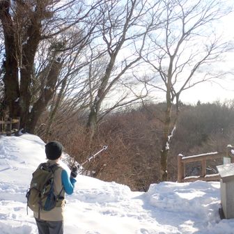 裏側を通って下山