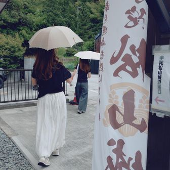 上の駐車場はここで通行止め×