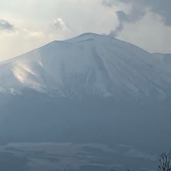 噴煙は相変わらず上がってますね〜💨
逆光気味の山肌も、これはこれで良し！