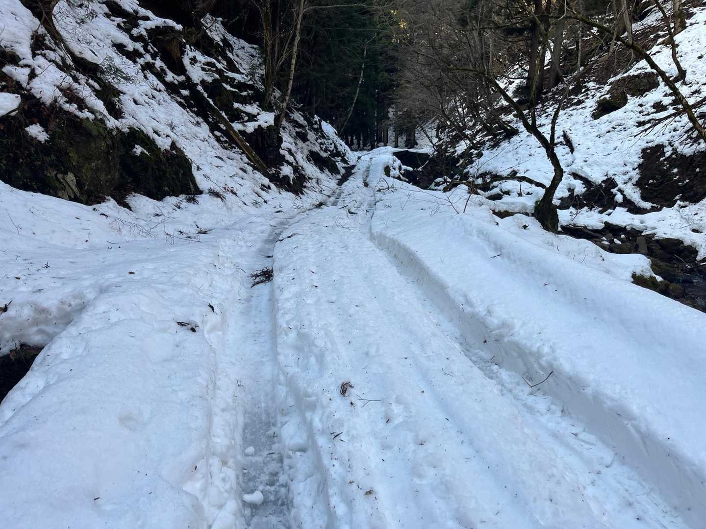 一部日陰には雪が残っています

帰りは駐車場までチェーンスパイクを着けたまま