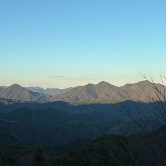 毎回眺めている景色
右から矢頭山・清水峠北峰・髯山