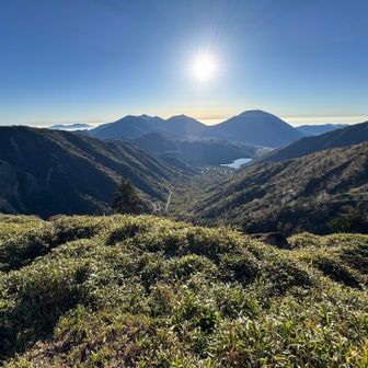 先週登った男体山。
チャッピー先生によると
右の大きな 山男体山
中央右の尖峰 太郎山
中央左の峰山 王帽子山
左端遠景 大真名子山・小真名子山方面
らしいです。