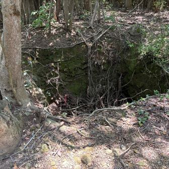 山頂には深く掘られて穴があった