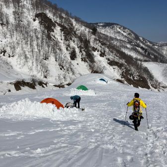 もう
テン場が見えてきました
早っ！
8時間かけて登って1.5時間で降りてきました