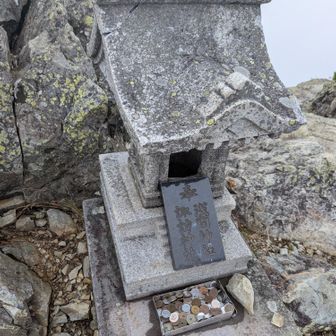 浅間神社、諏訪神社が祀られる祠
