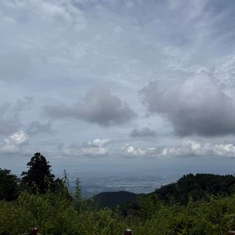 山頂はあいにくの曇り空
うっすらと真ん中に見えるのがPL学園のPLの塔です😊