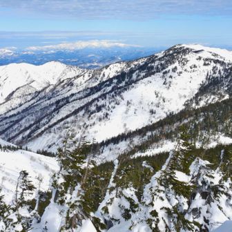 三岩岳と続く窓明山。後方は飯豊連峰。