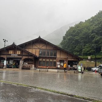 雨、雷鳴が鳴り響く中無事に下山😭😭　　
それでも予報より北に雲が流れてマシだったようです。


林道では日傘を雨傘として使ったらめちゃくちゃ快適でした。ザック軽量化（日傘170g）で迷ったけど持っていってよかった。


帰り道〜

飛騨沢に入り、樹林帯に入った辺りから、お一人でいらした二名が白出沢までご一緒してくださいました。
雷はずっと鳴ってるし⚡️橋も心配だったので心強かったです。


槍平小屋の方には橋までは少し急いだ方が良いとのアドバイスをいただけました。
無事に橋を渡れてよかったです💦


今回も出会う方たちは親切な方達ばかりでした。
ありがとうございました！！！


はじめての2泊3日、楽しいだけでなく学びの多い山行になったと思います、、、



来年は雲の平の方を歩いてみたいなぁ☺️

