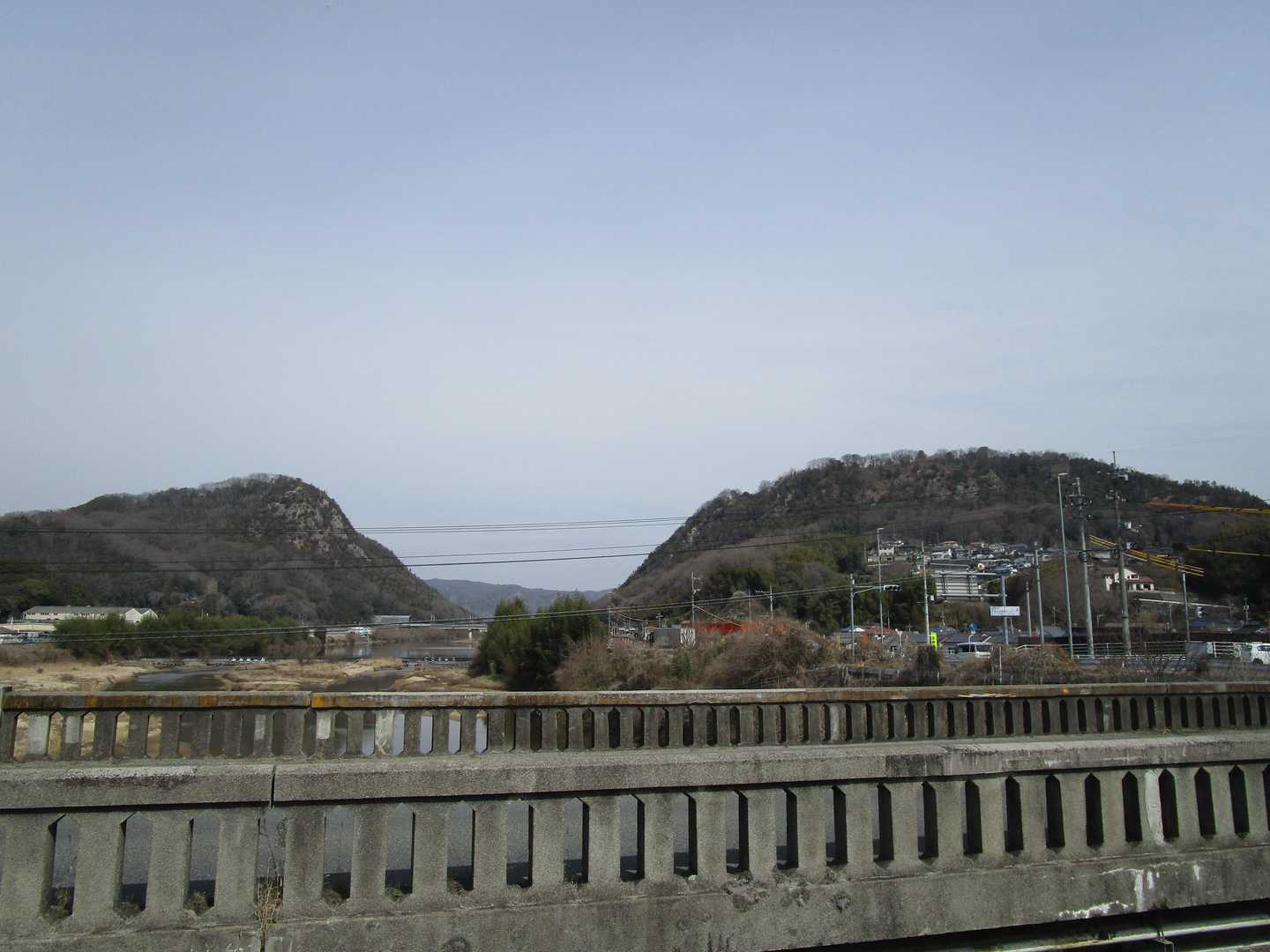 左が新高山城址、右が高山城址