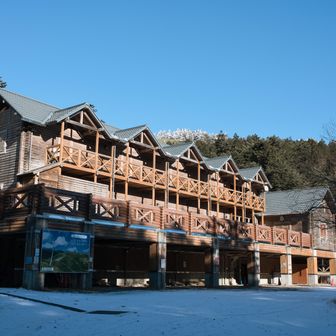 今月初旬…
クマ🐻の目撃情報のあった萬岳荘。
冬眠してくれたかな…。

昨年は寒さでグローブが外せない場面もありましたが、今年は一転の穏やかさ。
良い歩き納めになりました✨️