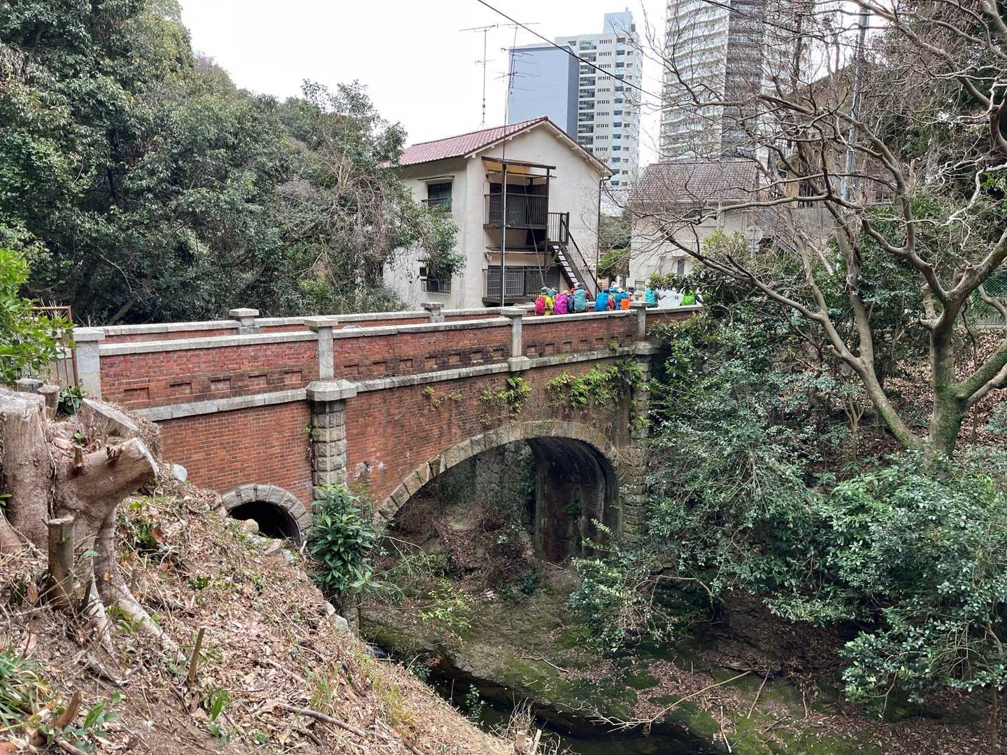 新神戸駅すぐ北に、ひっそりと歴史を刻む煉瓦造の橋。