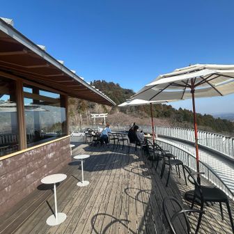 暖かいので勿論屋外でいただきます