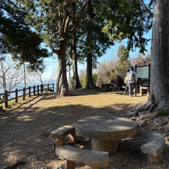 高草山はベンチも多くていいですね