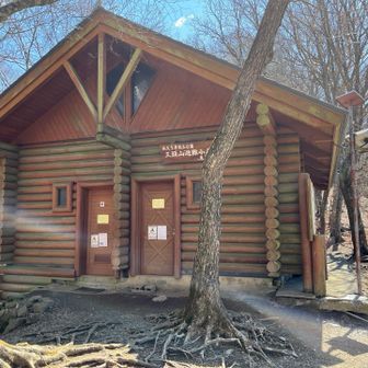 避難小屋。トイレも綺麗！