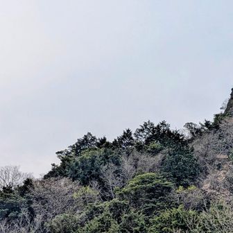 ゴームリー像(左下)が立つ岩峰