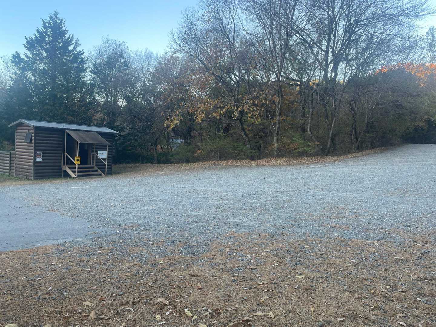 茅ヶ岳駐車場（深田公園）
20台以上止められる無料駐車場🅿️
トイレ、電波有り