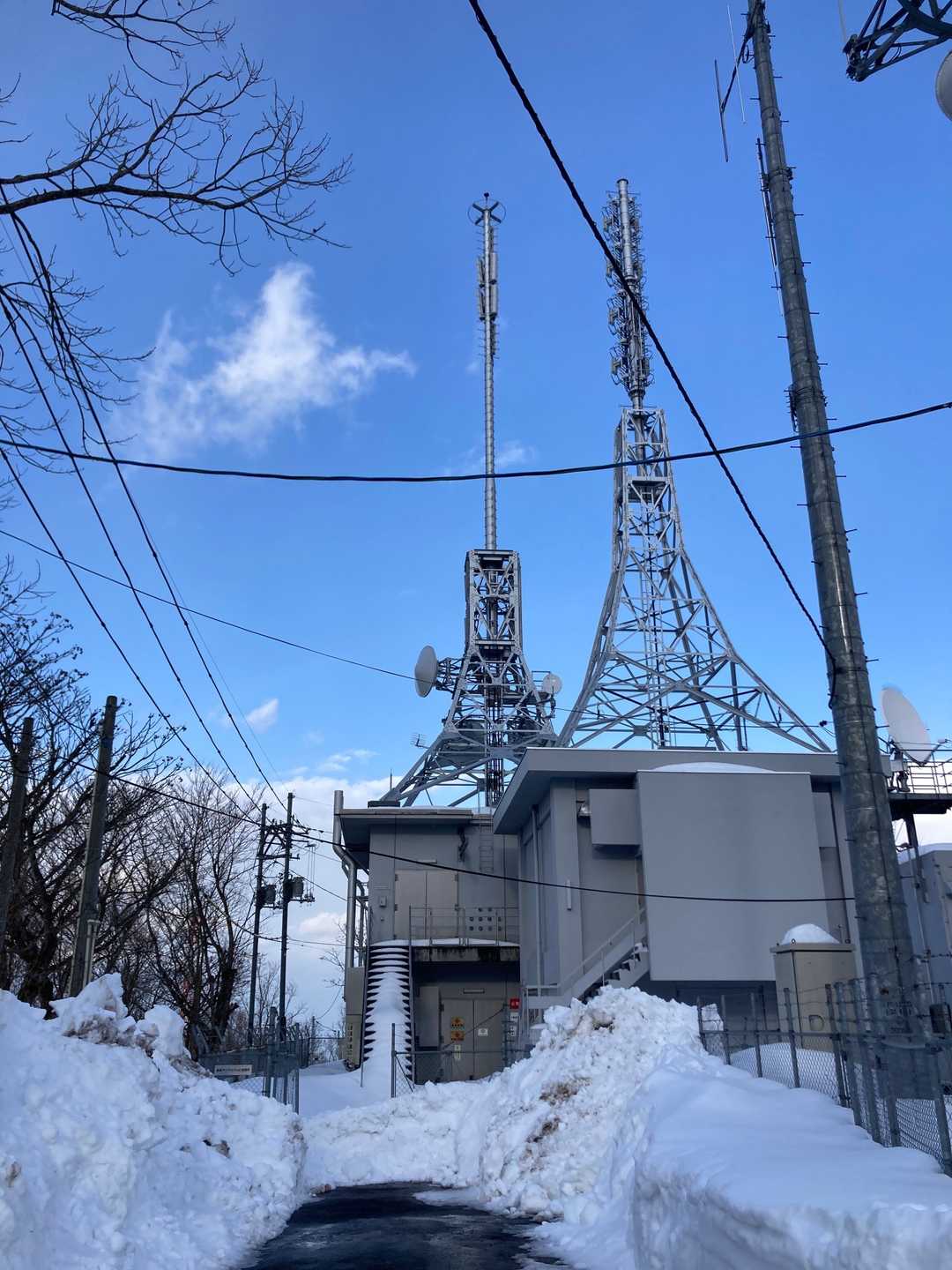 山頂にあるテレビの送信所