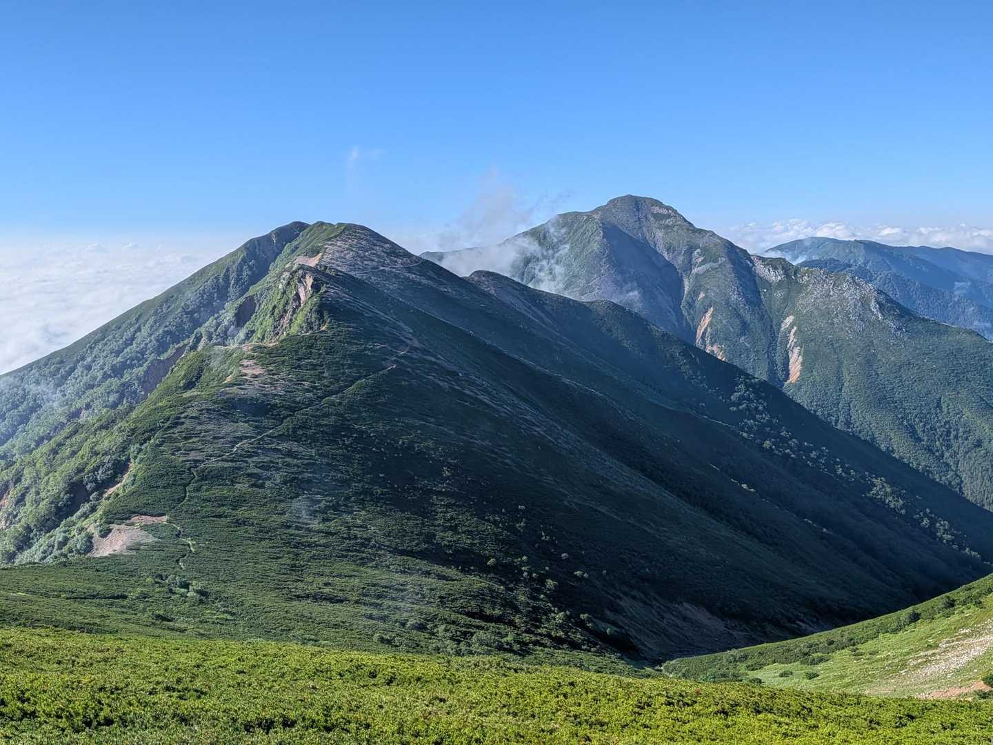 これから登る横通岳〜存在感抜群の常念岳⛰️😎その奥に蝶ヶ岳🦋