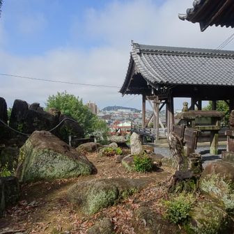 奥に小牧城