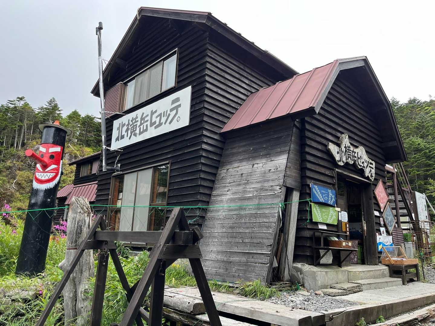 麦草峠-大石峠-中小場-縞枯山-雨池峠-北横岳-七ツ池-山 縦走コースの写真