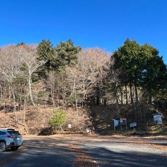 麻布山駐車場へ戻りました🅿️
車が沢山。バラ黒は気持ちいいだろうなぁ！