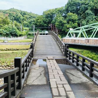 橋を渡ります。