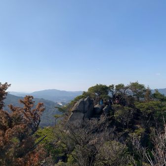 第1ピークの人混み、分かりますか？これでまだ到着したのは一部の人だけですから😱