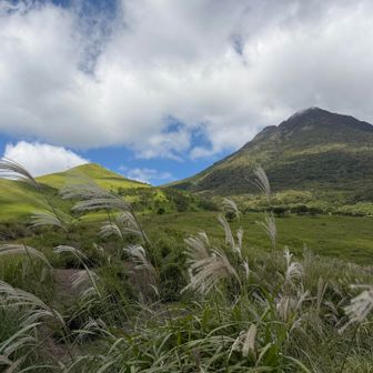 無事、下山ーー！
気温21℃
振り返ると山頂には分厚い雲☁️☁️