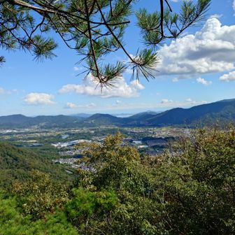 下山中の眺め
正面コースに向かって下山します