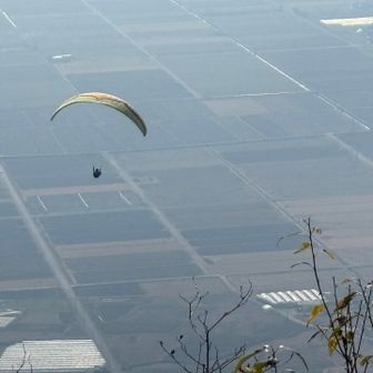晃石山山頂からぐみの木峠に向かう途中、飛び立つ場所があって、順番にあの世に　違った　あの麓におりていきました。　途中の見晴らし台より目撃