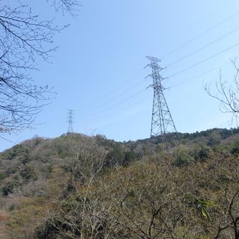 下りて来た稜線を見上げて、五助山へ♪