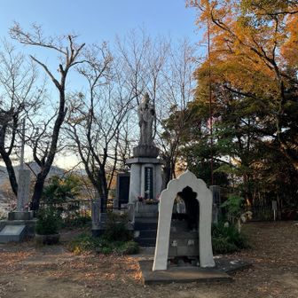 整備された階段を登ると、多くの人々とすれ違う🚶‍♀️そして浅間山の山頂にとうちゃこ⛰️戦没者慰霊碑あり。