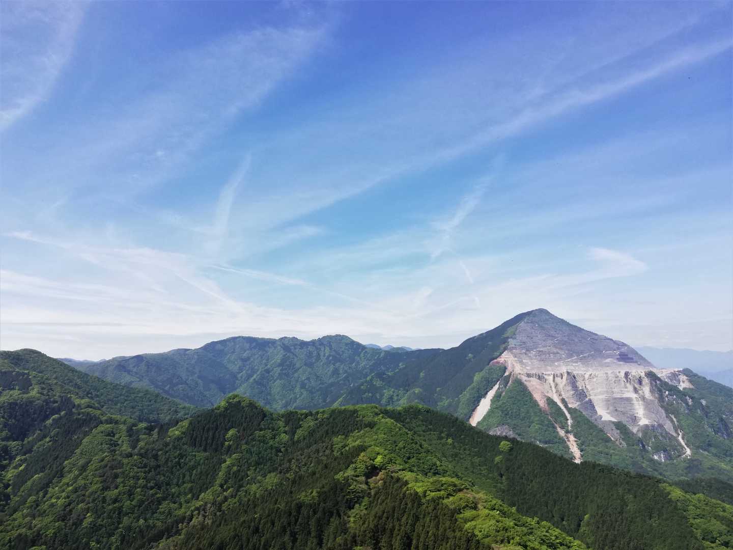 武甲、子持、大持。手前の尾根をたどって焼山へ向かおう